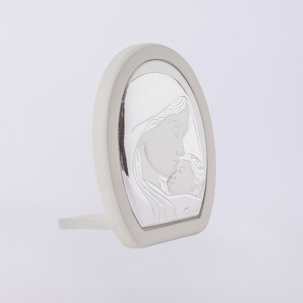 Πλευρική λήψη ασημένιας εικόνας της Παναγίας με τον Χριστό σε λευκό, οβάλ πλαίσιο