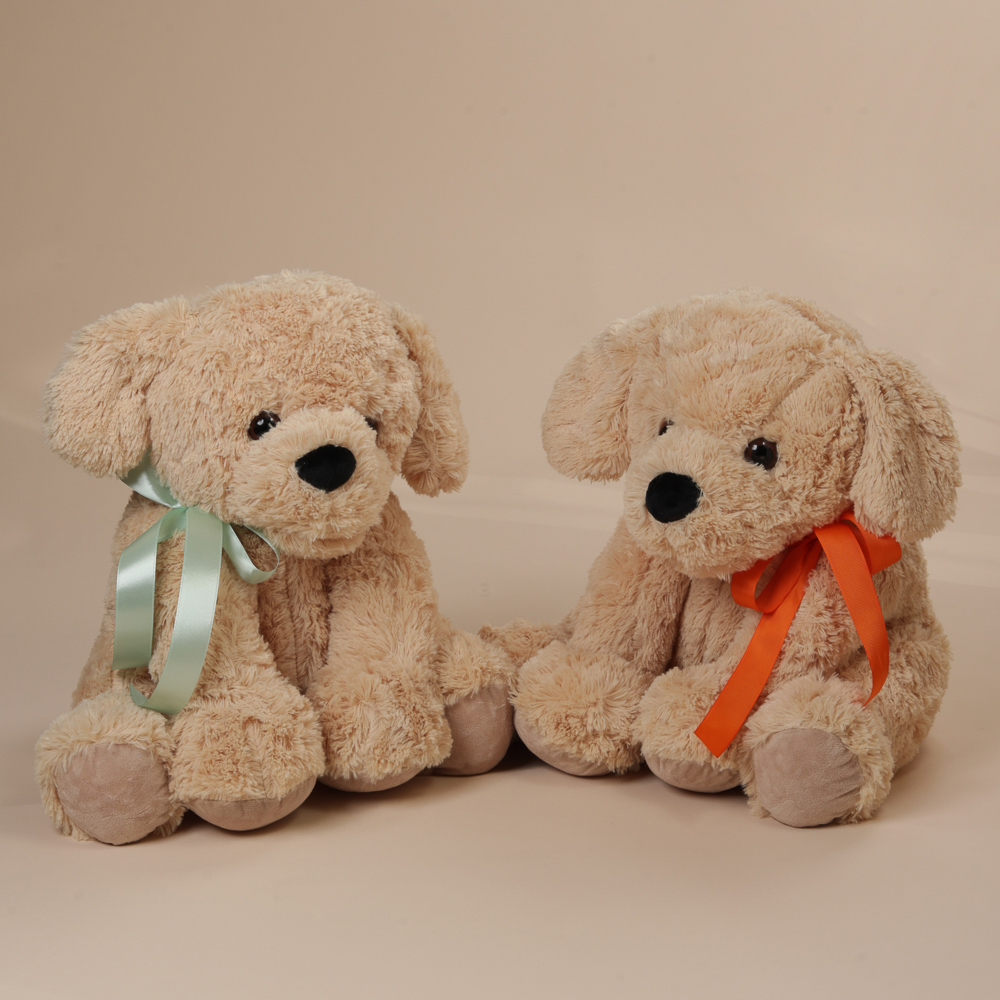 Πλαϊνή λήψη λούτρινο σκυλάκι αγκαλιάς για βρέφη και παιδιά