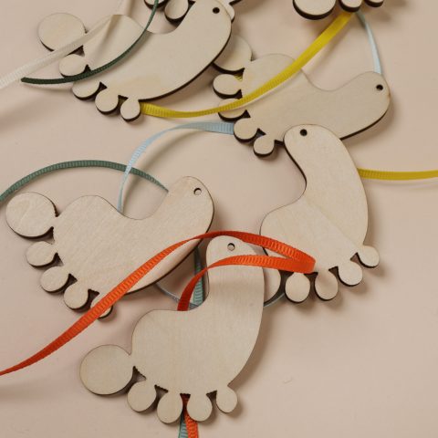 Ξύλινο διακοσμητικό πατουσάκι μωρού σε φυσικό χρώμα ξύλου για δώρο γέννησης