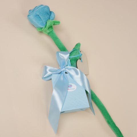 Φυλαχτό και λούτρινο τριαντάφυλλο σε γαλάζιο χρώμα