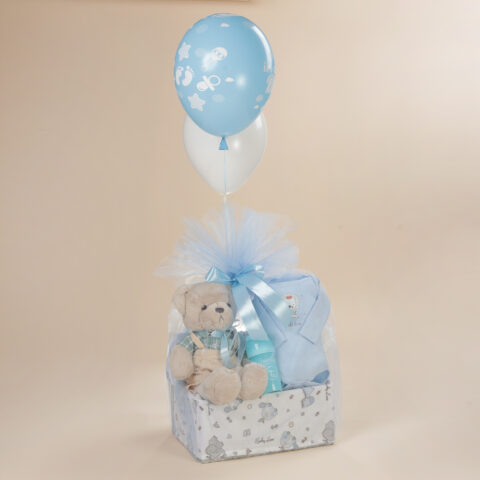 Γαλάζιο σετ δώρου γέννησης για αγόρι με λούτρινο αρκουδάκι, κορμάκι Babyline, μπιμπερό Twistshake, πάνα αγκαλιάς και μπαλόνια σε κουτί.