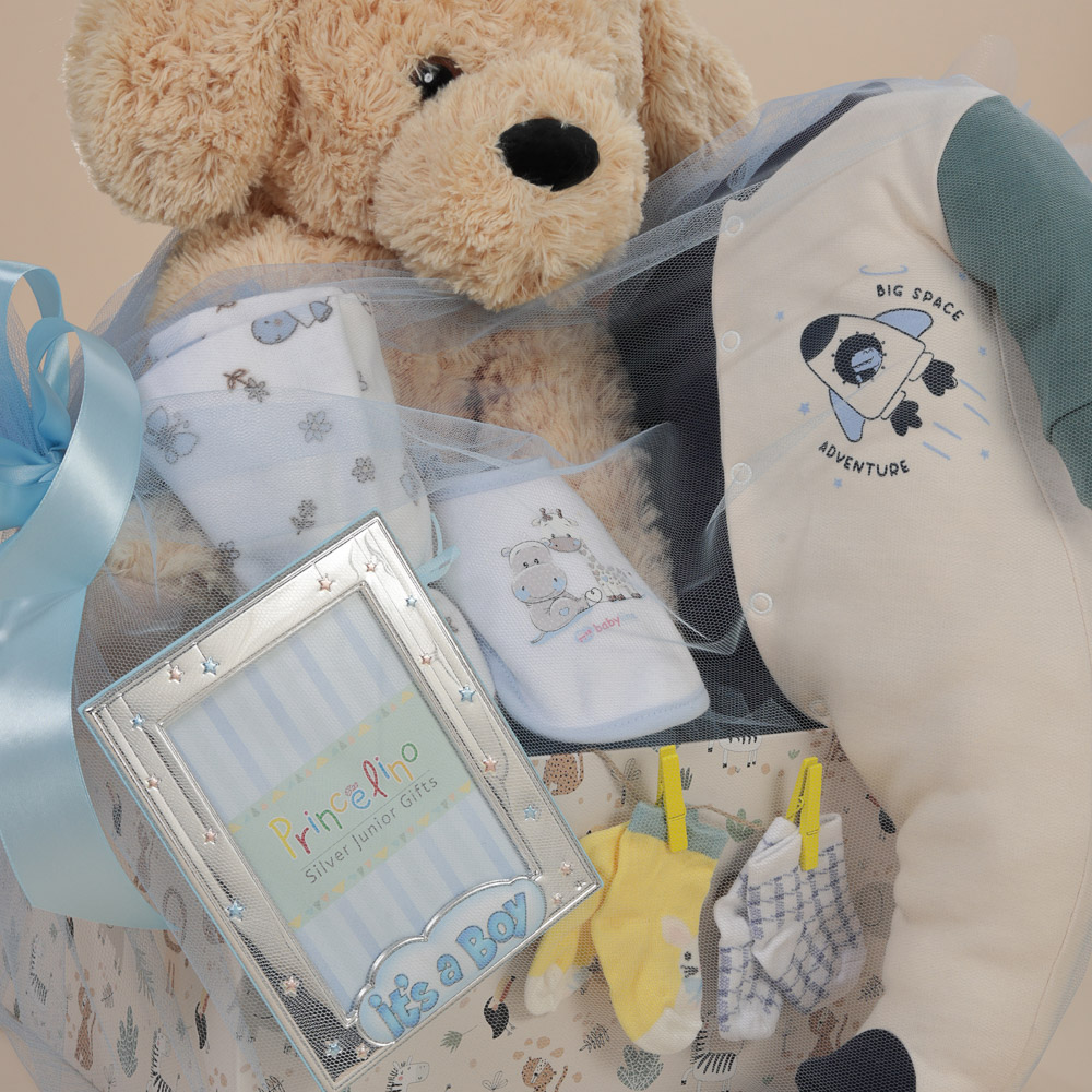 Λεπτομέρεια δώρου γέννησης για αγόρι με λούτρινο σκυλάκι, βαμβακερά ρούχα, ασημένια κορνίζα και μπαλόνια σε κουτί Babyline