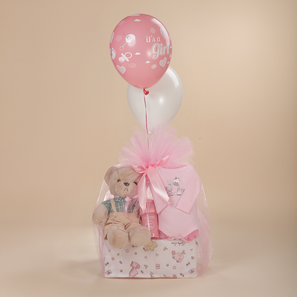 Μπροστινή όψη του δώρου γέννησης για κορίτσι με λούτρινο αρκουδάκι, κορμάκι με μακρύ μανίκι, μπιμπερό Twistshake, πάνα αγκαλιάς και μπαλόνια σε κουτί Babyline