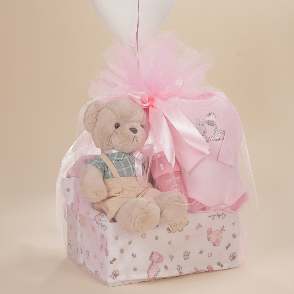 Μπροστινή λήψη του σετ δώρου για νεογέννητο κοριτσάκι, με αρκουδάκι, κορμάκι, μπιμπερό Twistshke και μπαλόνια σε κουτί Babyline