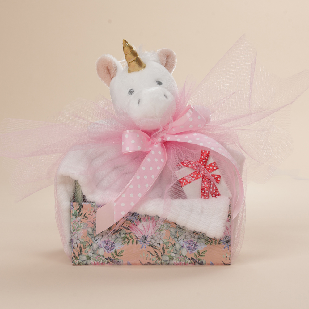 Μπροστινή λήψη του δώρου για νεογέννητο κορίτσι με πανάκι παρηγοριάς μονόκερο και φυλαχτό