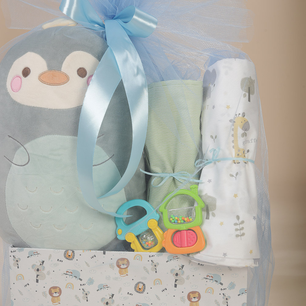 Λεπτομέρεια του βρεφικού σετ δώρου για αγόρι με λούτρινο ζωάκι, βαμβακερά σεντόνια και κουδουνίστρες σε οικολογικό κουτί Babyline.