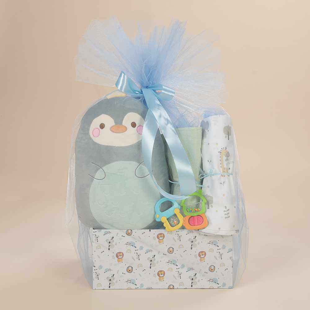 Μπροστινή λήψη του σετ δώρου νεογέννητου για αγόρι με λούτρινο ζωάκι αγκαλιάς, βαμβακερά σεντόνια λίκνου, κουδουνίστρες και οικολογικό κουτί Babyline.