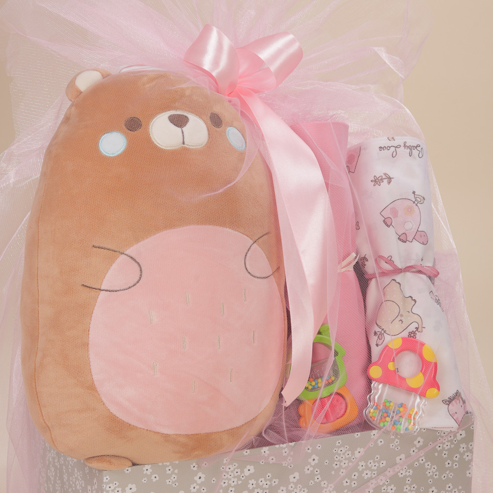 Κοντινή λήψη από βρεφικό σετ δώρου για κορίτσι με λούτρινο, σεντόνια λίκνου και κουδουνίστρες