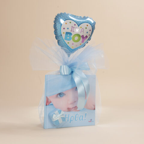 Δώρο γέννησης για αγόρι με γαλάζιο λεύκωμα Babyline, φυλαχτό με Κωνσταντινάτο και σταυρό και γαλάζιο μπαλόνι καρδιά.