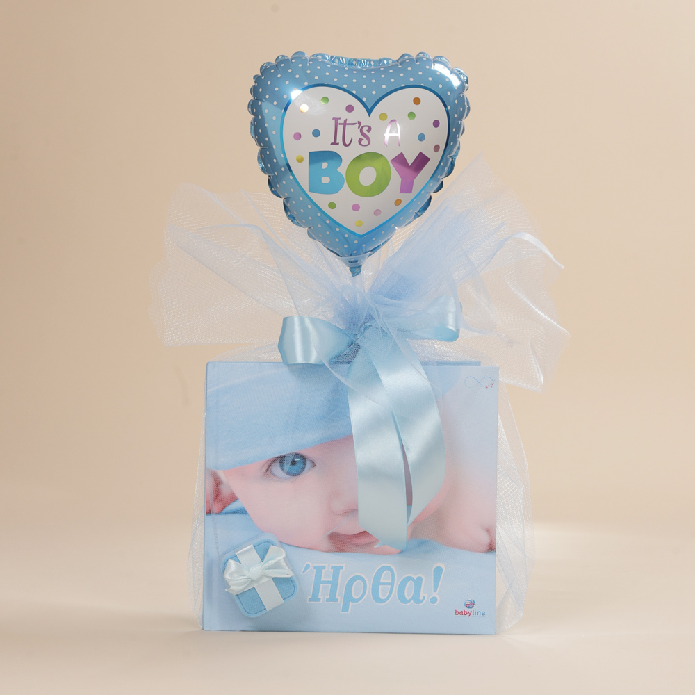 Μπροστινή λήψη του δώρου για νεογέννητο αγόρι με λεύκωμα Babyline, φυλαχτό Κωνσταντινάτο και μπαλόνι στικ "It's a boy".