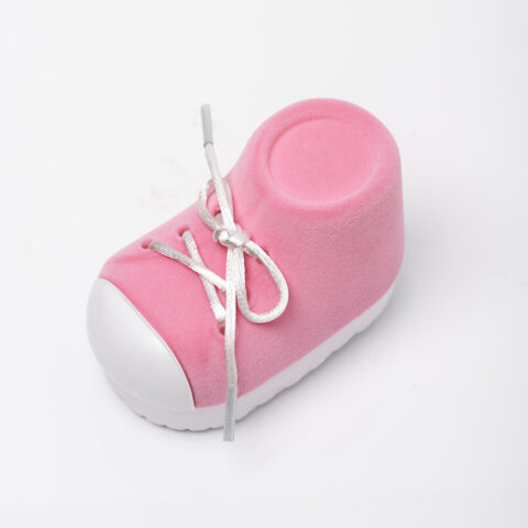 Βρεφικό κουτί κοσμημάτων σε σχήμα παπουτσάκι και ροζ χρώμα.